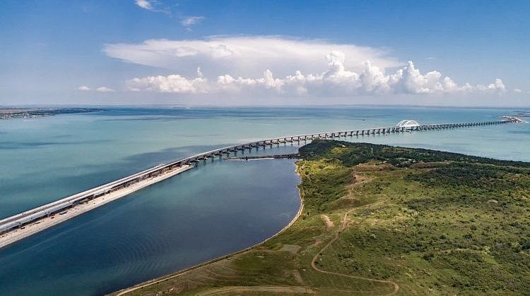 Новогодняя пробка у Крымского моста: придется немного подождать