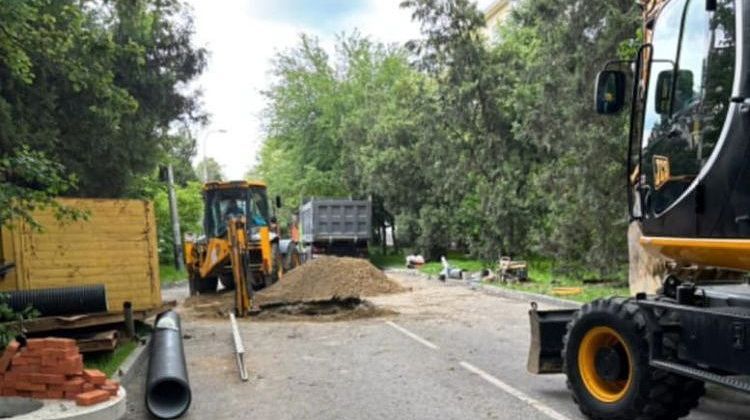 Новый провал грунта на дороге устраняют в Краснодаре: движение перекрыто