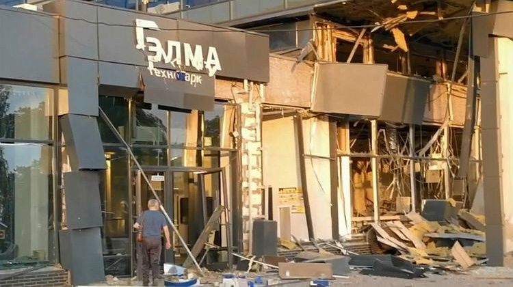 Ночная атака! Рой дронов на Москву, Подмосковье: в Брянске эвакуировали жилой дом, работа аэропортов нарушена