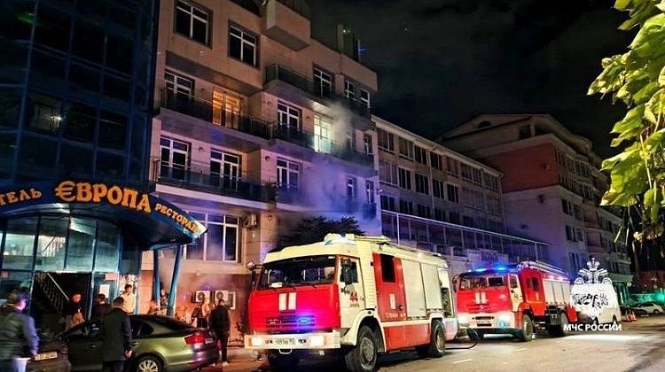 Ночной пожар в Анапе: постояльцев гостиницы спасали из дыма