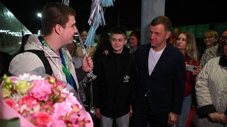 Ночью в Краснодаре школьника встречали мэр, министр образования и делегация молодежи: что произошло