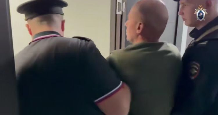 Объяснений не нашлось: СК предъявило обвинение мужчине, бросившему на пол ребенка в Шереметьево
