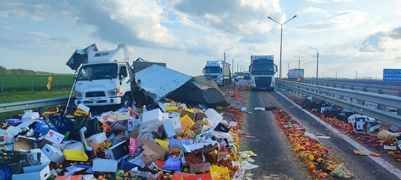 Овощи высыпались из фуры после ДТП и перекрыли трассу в Кореновском районе