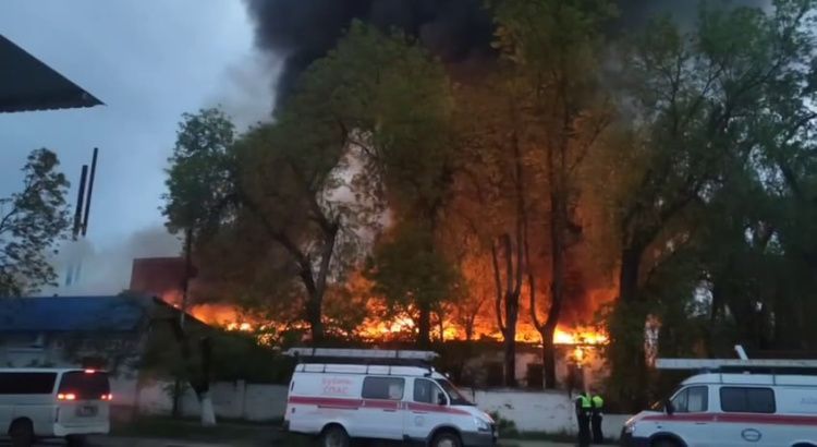Огненный рассвет: крупный пожар на хлебозаводе в Апшеронске