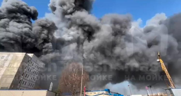 Огромные столбы черного дыма видны во всем городе: Санкт-Петербург! Что известно к этому часу
