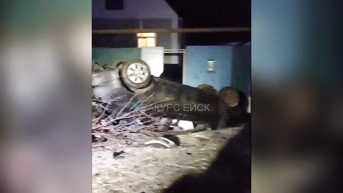 Один погиб и двое пострадали в опрокинувшейся легковушке в Ейском районе