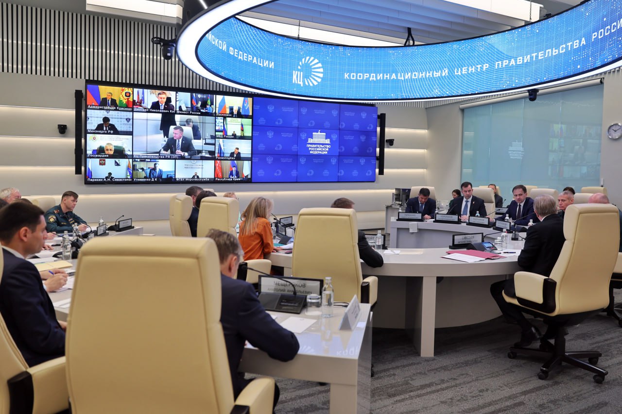 Около 440 тонн мазута с песком подняли со дна в прибрежных зонах Анапы и Темрюка