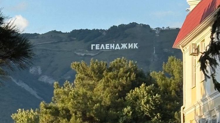 «Октябрь, а как будто лето»: человек-улыбка не захотел уезжать из Геленджика