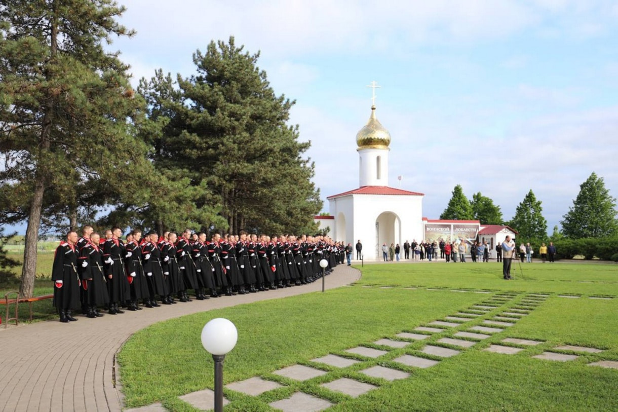 Парадный расчет кубанских казаков торжественно встретили в Кущевской