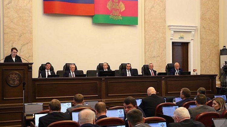 Парламент Кубани закрепил увеличение доплат учителям и воспитателям с 1 января