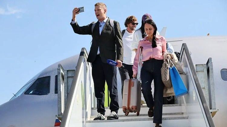 Первый рейс, цветы и улыбки: аэропорт Краснодара ожил