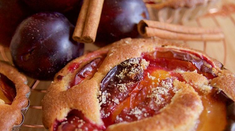 Пироги с грушами и сливами - конкуренты яблочной шарлотки: рецепты