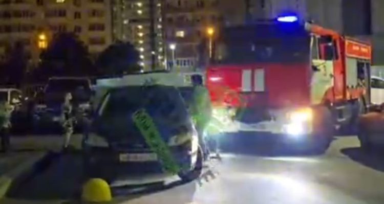 Пожар в многоэтажке Краснодара: для проезда МЧС жители вручную сдвигали джип