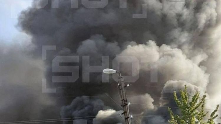 Пожар на предприятии! Разрушены корпуса: удар ВСУ десятью снарядами HIMARS