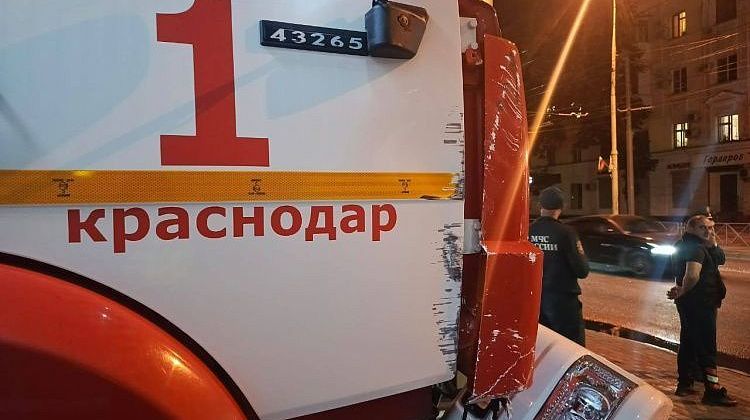 Пожарная машина протаранила троллейбус в Краснодаре: пострадавшего ребенка увезли в больницу