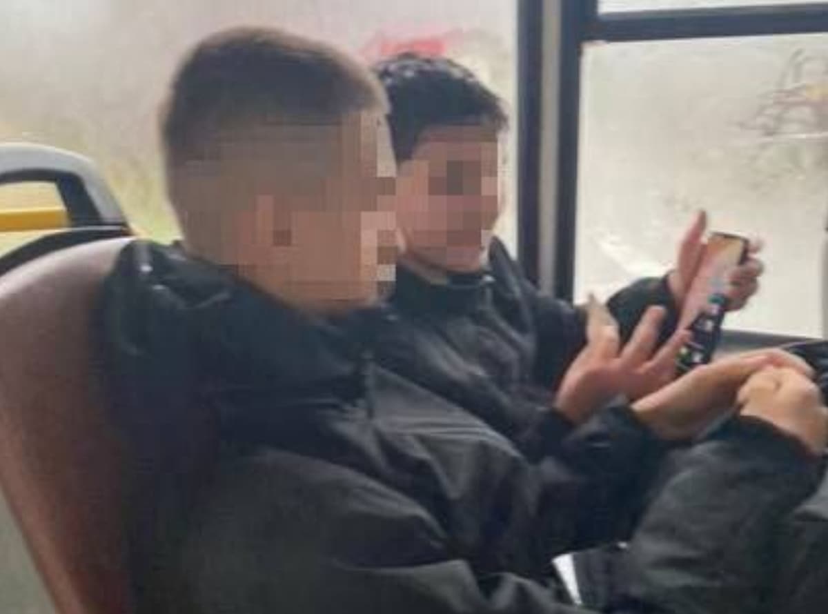 Полиция Краснодара ищет школьников, нарисовавших свастику на стекле в автобусе