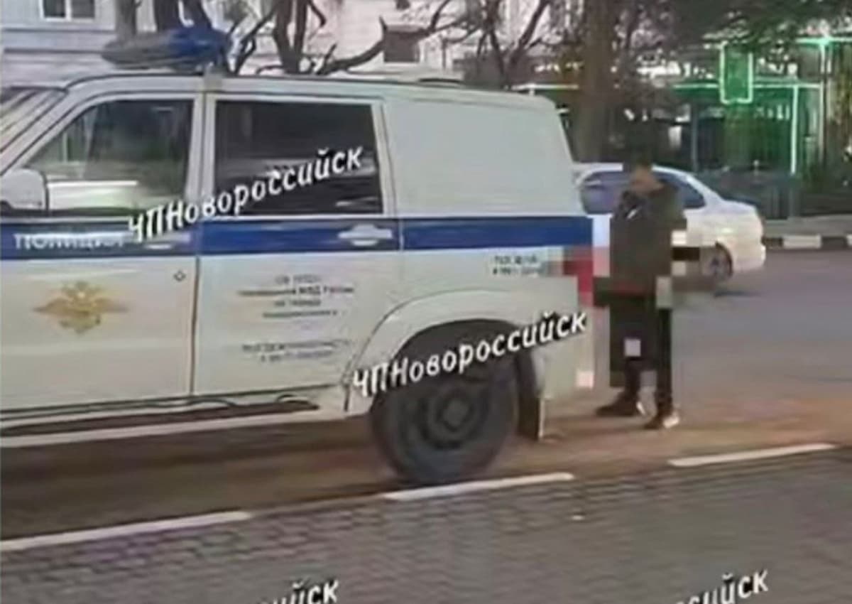 Полиция Новороссийска ищет хулигана, справившего нужду на служебный автомобиль