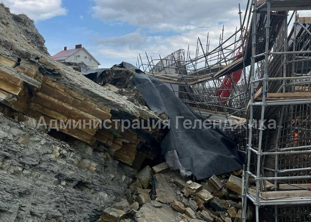 Посольство Киргизии установило контакт с родными погибших в Геленджике рабочих