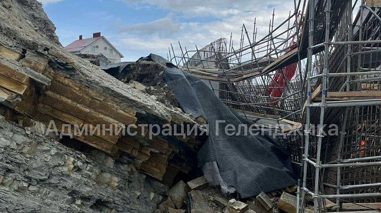 Посыпались каменные пласты! Обвал грунта в Геленджике: что с рабочими под завалом