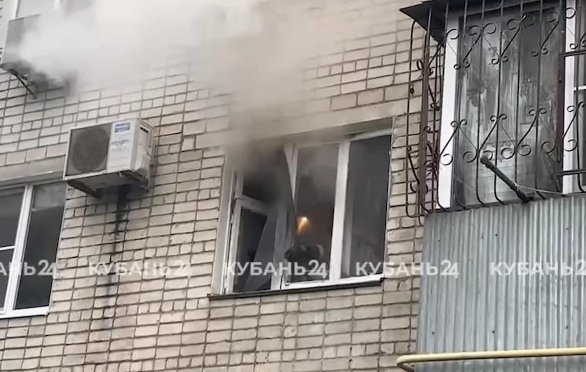Почти 50 человек эвакуировали из-за пожара в многоэтажном доме в Краснодаре