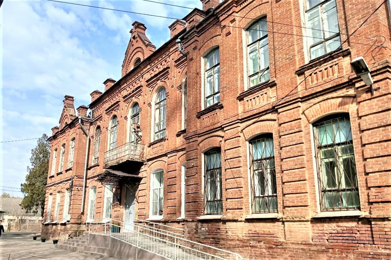 Предмет охраны утвердили для старинного здания школы в станице Пластуновской