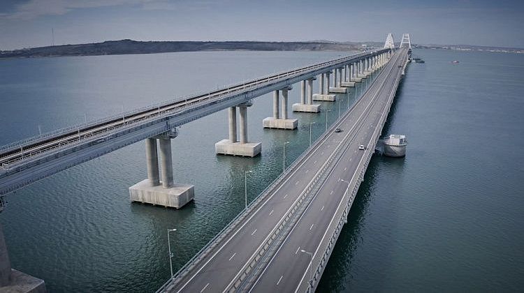 Предпраздничные пробки на Крымском мосту: россияне отправляются на полуостров