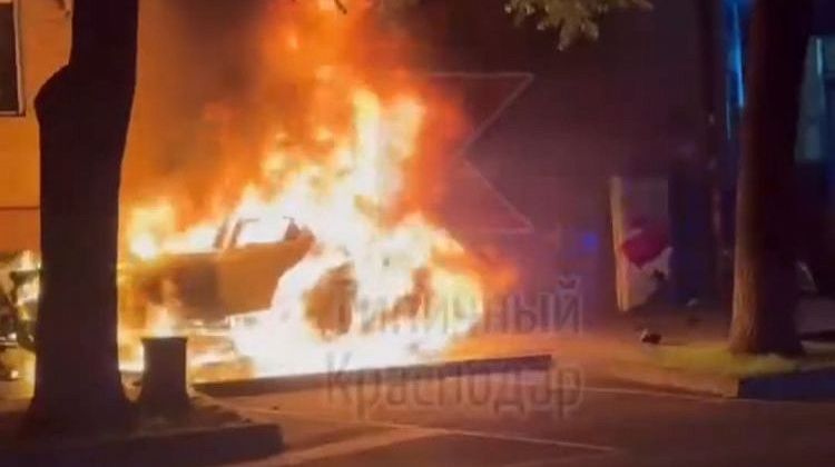 Просто летел! В центе Краснодара разбился и дотла сгорел автомобиль