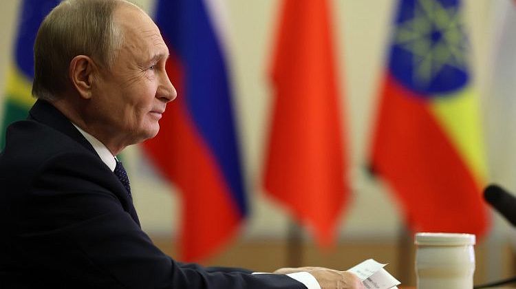 Путин в Сочи: видеоконференция, лабораторный комплекс, беседа с учеными