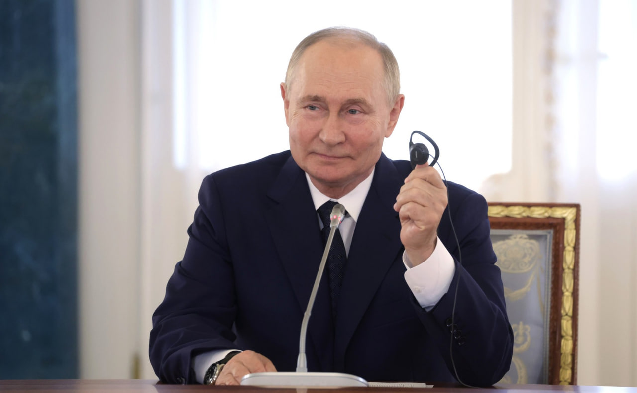 Путин поделился историей, как его облили вином на юбилее Михалкова