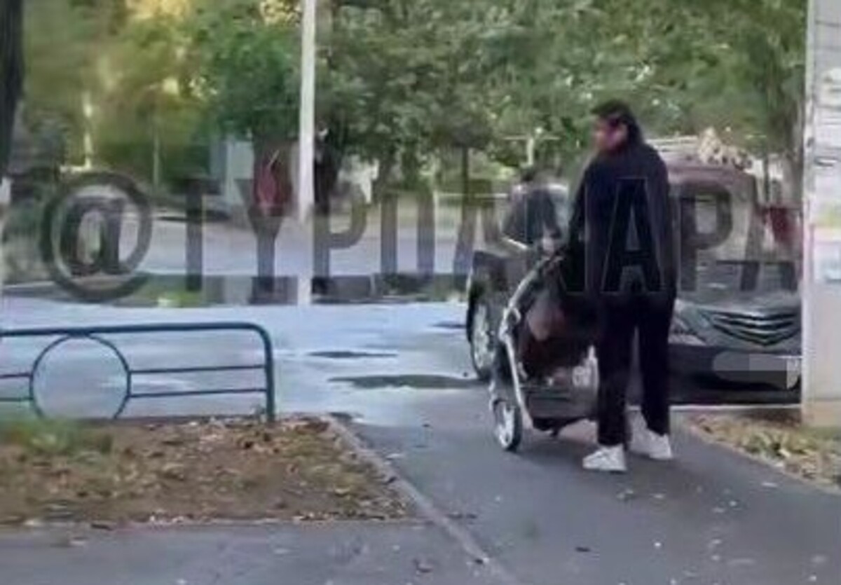 Пьяная жительница Анапы скандалила на улице и упала на коляску с младенцем