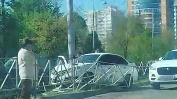 Пятница, вечер в Краснодаре: на Московской Лада вылетела на трамвайные пути