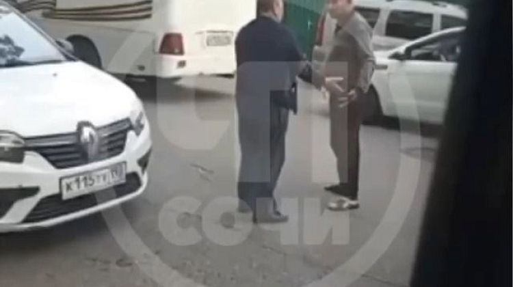 Разборки на дороге: что устроили водители маршруток в Сочи на глазах пассажиров