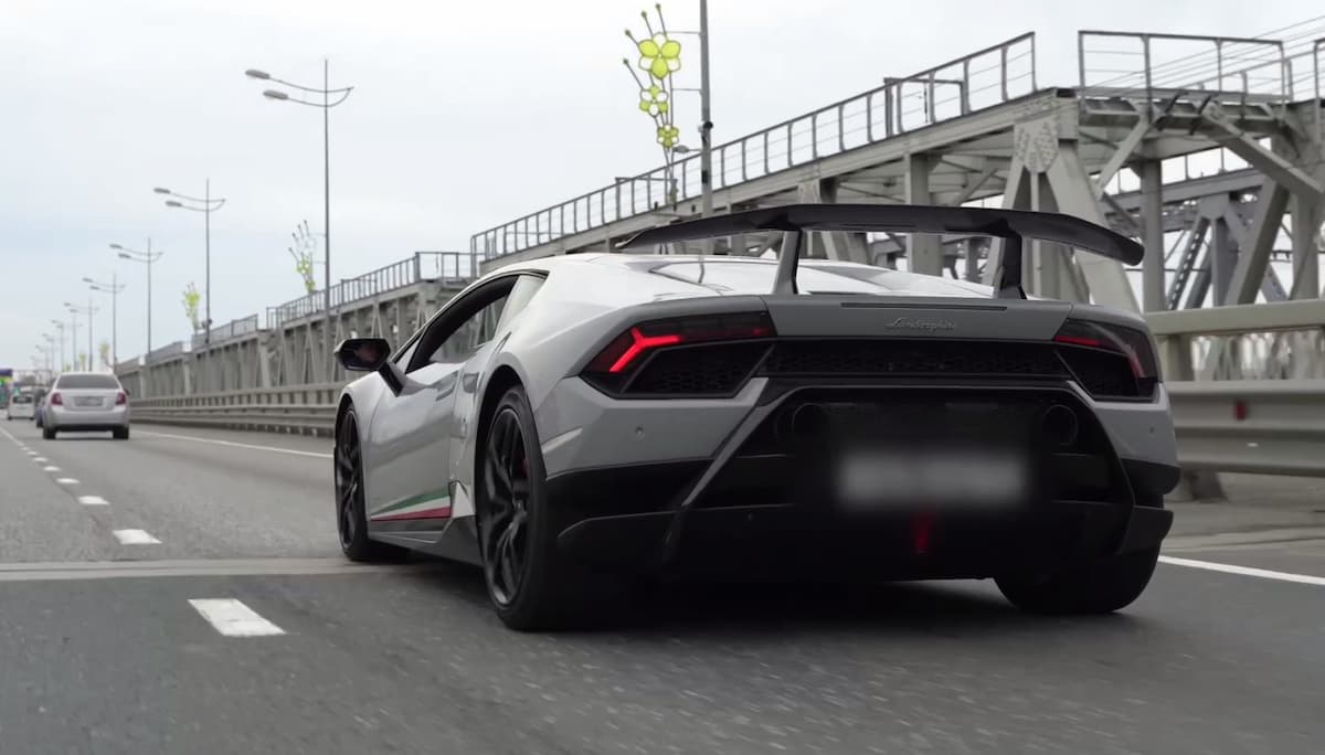 Разъезжавшего по Сочи на Lamborghini с поддельными номерами водителя лишили прав
