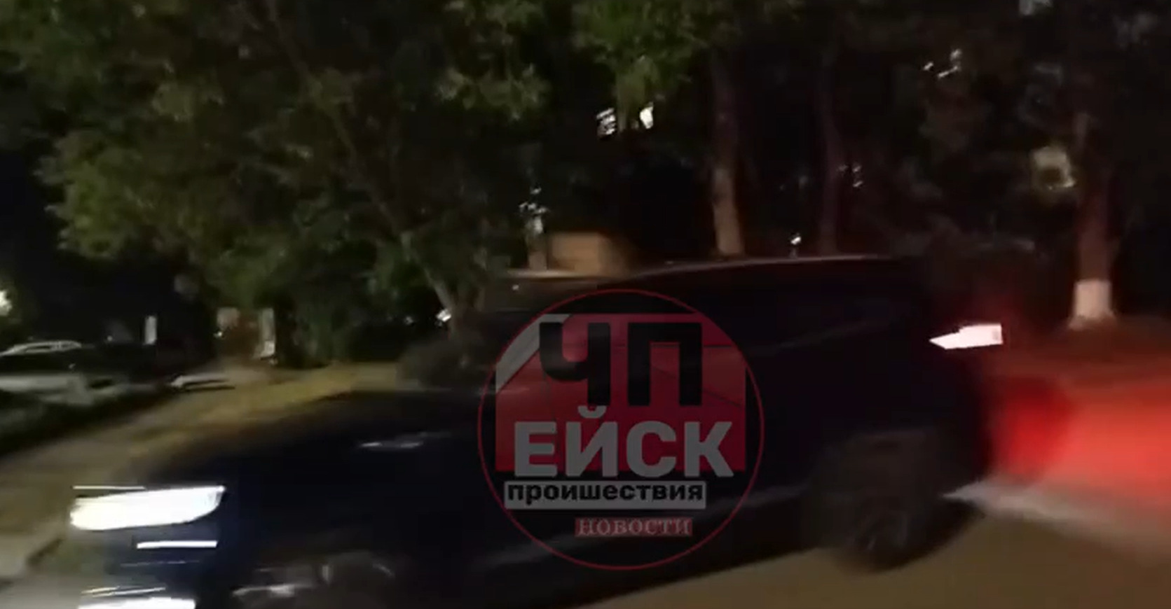 Распевающих гимн в машине голых девушек ищет полиция в Ейске