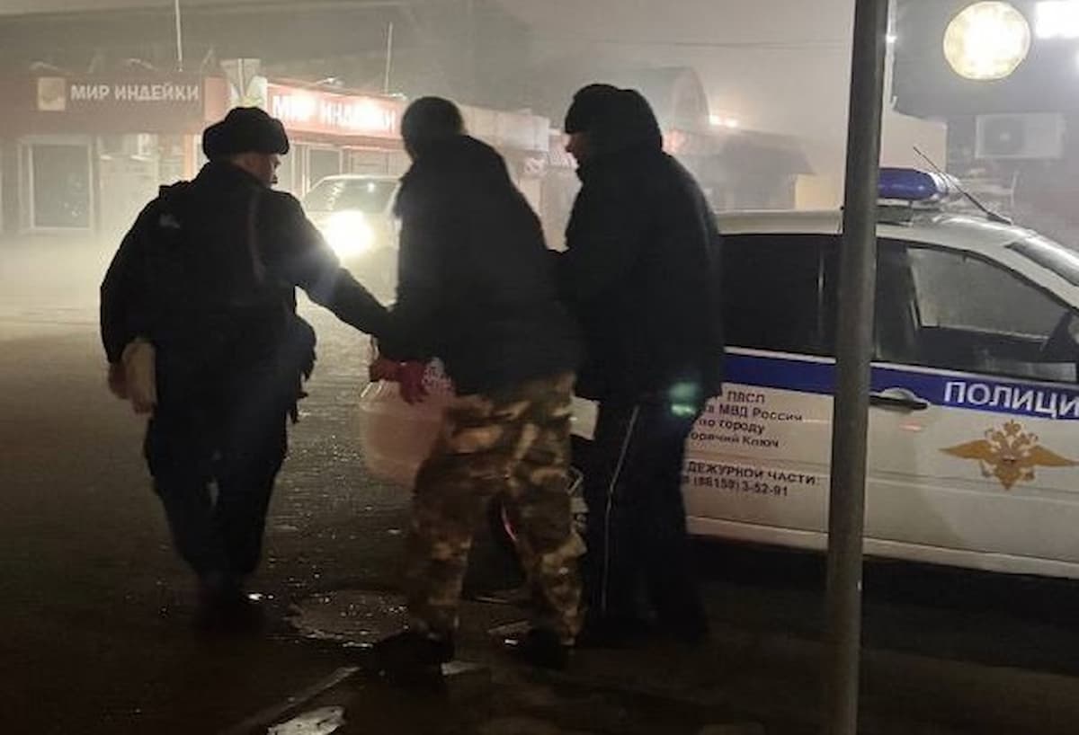 Распылившего перцовый баллончик в прохожих мужчину задержали в Горячем Ключе