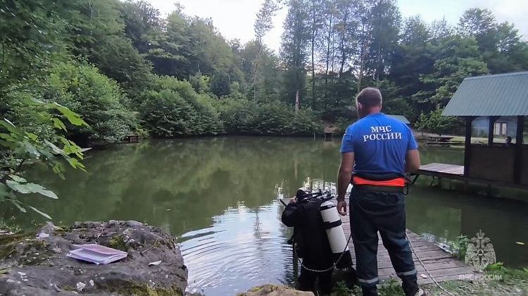 Резко ушел под воду: водолазы подняли со дна озера тело погибшего туриста в Сочи