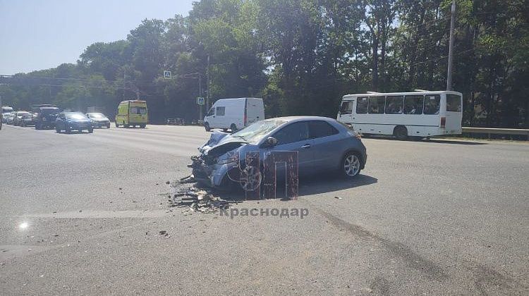 Резонансное ДТП! Полицейский проскочил на красный, пострадала беременная