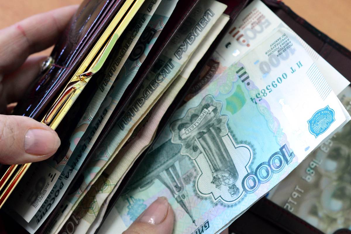 Россияне смогут получить декабрьскую зарплату раньше обычного