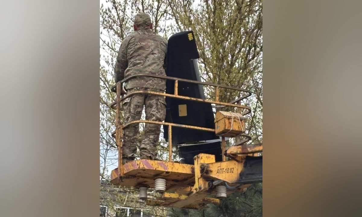 Рухнувший БПЛА застрял в бельевых веревках многоэтажки в Ростовской области