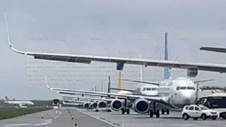 Самолёты ждут по два часа пассажиры заперты на борту: что происходит в Пулково?"