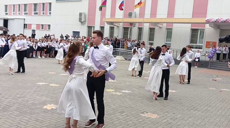 Сегодня звучит последний звонок для тысяч выпускников: в добрый путь!
