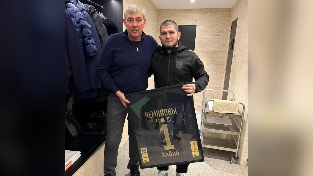 Сергей Галицкий вручил Хабибу Нурмагомедову именную футболку ФК «Краснодар»