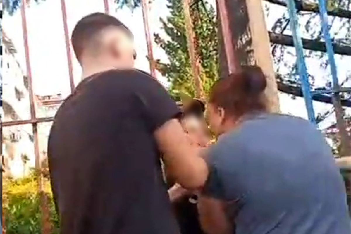СК подключился к проверке после нападения женщины на детей на площадке в Сочи