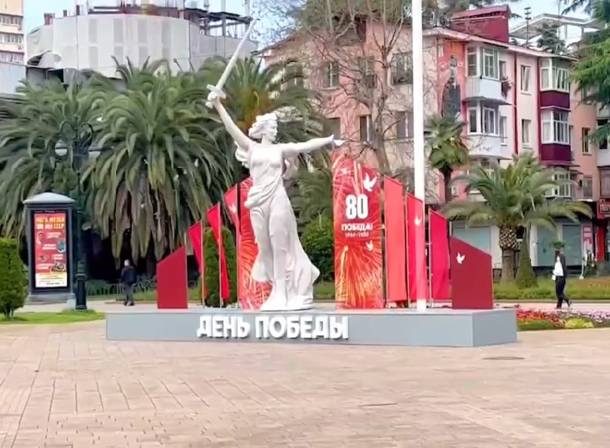 Скульптуру «Родина-мать» установили ко Дню Победы в центре Сочи