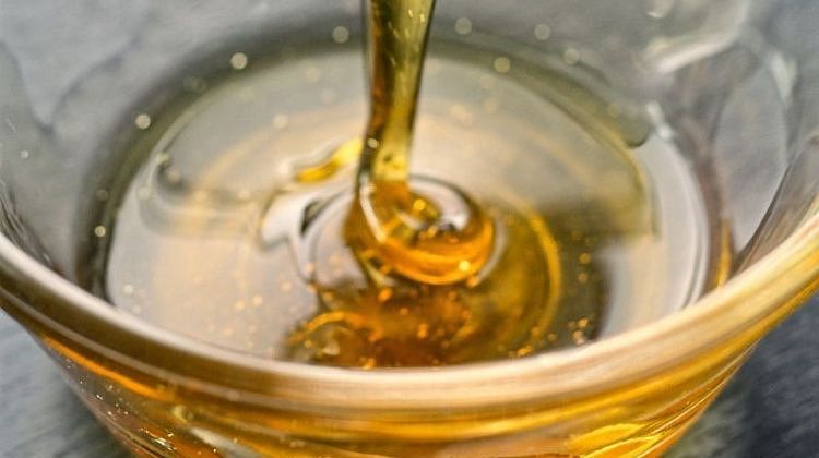Сладкие маски: почему сахар и мед — полезные добавки для кожи?