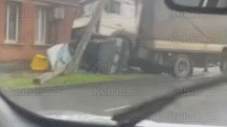 Смертельная авария в центре Краснодара! Фура вылетела на тротуар: погиб мужчина