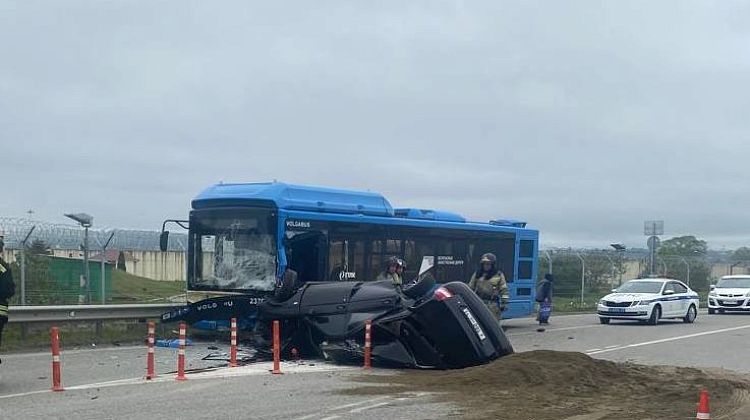 Смертельная авария в Сочи: легковушка врезалась в пассажирский автобус