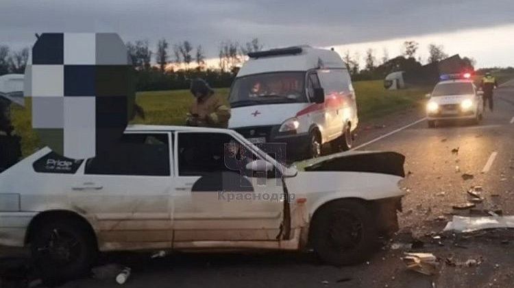 Смертельный обгон на Кубани: легковушка вдребезги, фура в поле