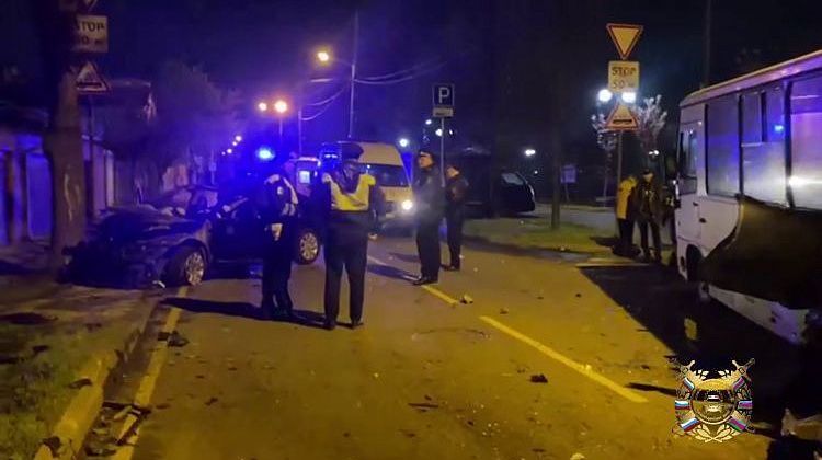 Смертельный разгон: иномарка на скорости влетела в автобус и дерево в Краснодаре