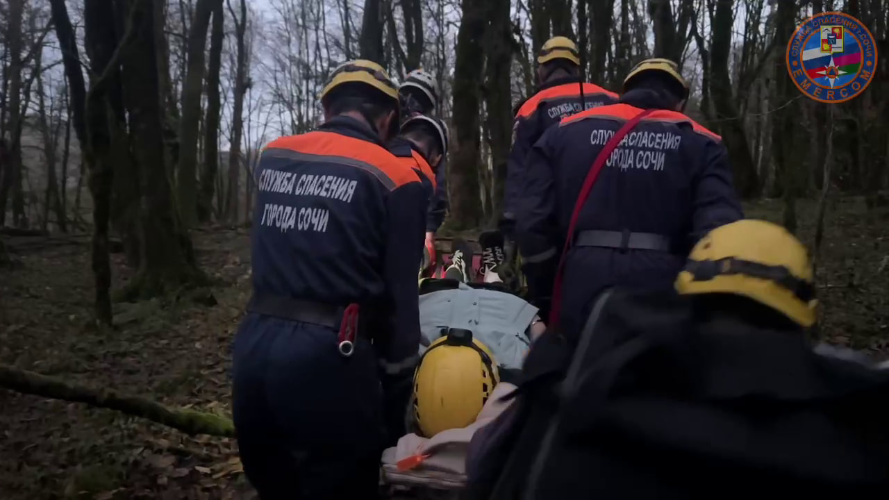 Спасатели вынесли женщину с травмой ноги из каньона «Чертовы ворота» в Сочи